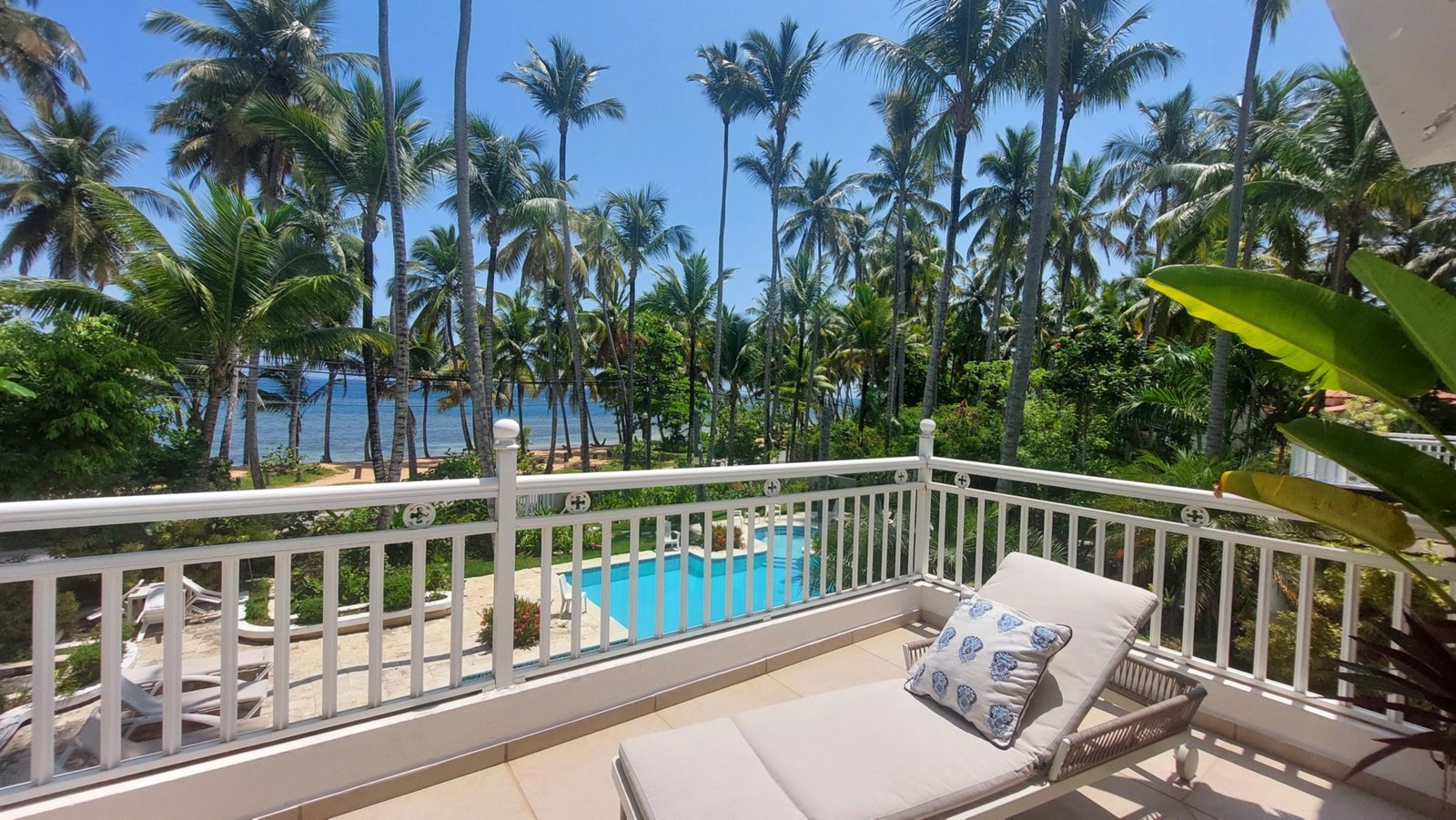 Beachfront Condo for Rent in Las Ballenas