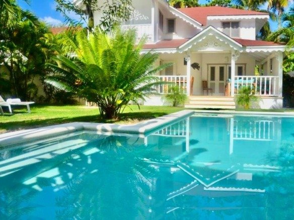 Villa de 4 habitaciones con piscina privada, jacuzzi y excelente rentabilidad Airbnb. A solo 300 metros de Playa Las Ballenas, Las Terrenas.